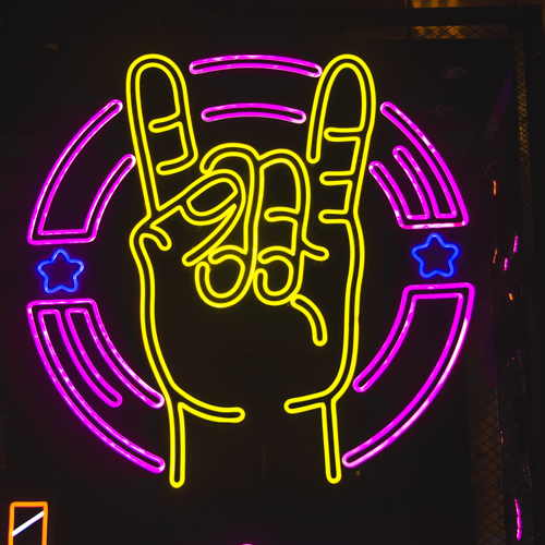 Arte em neon - gesto metaleiro